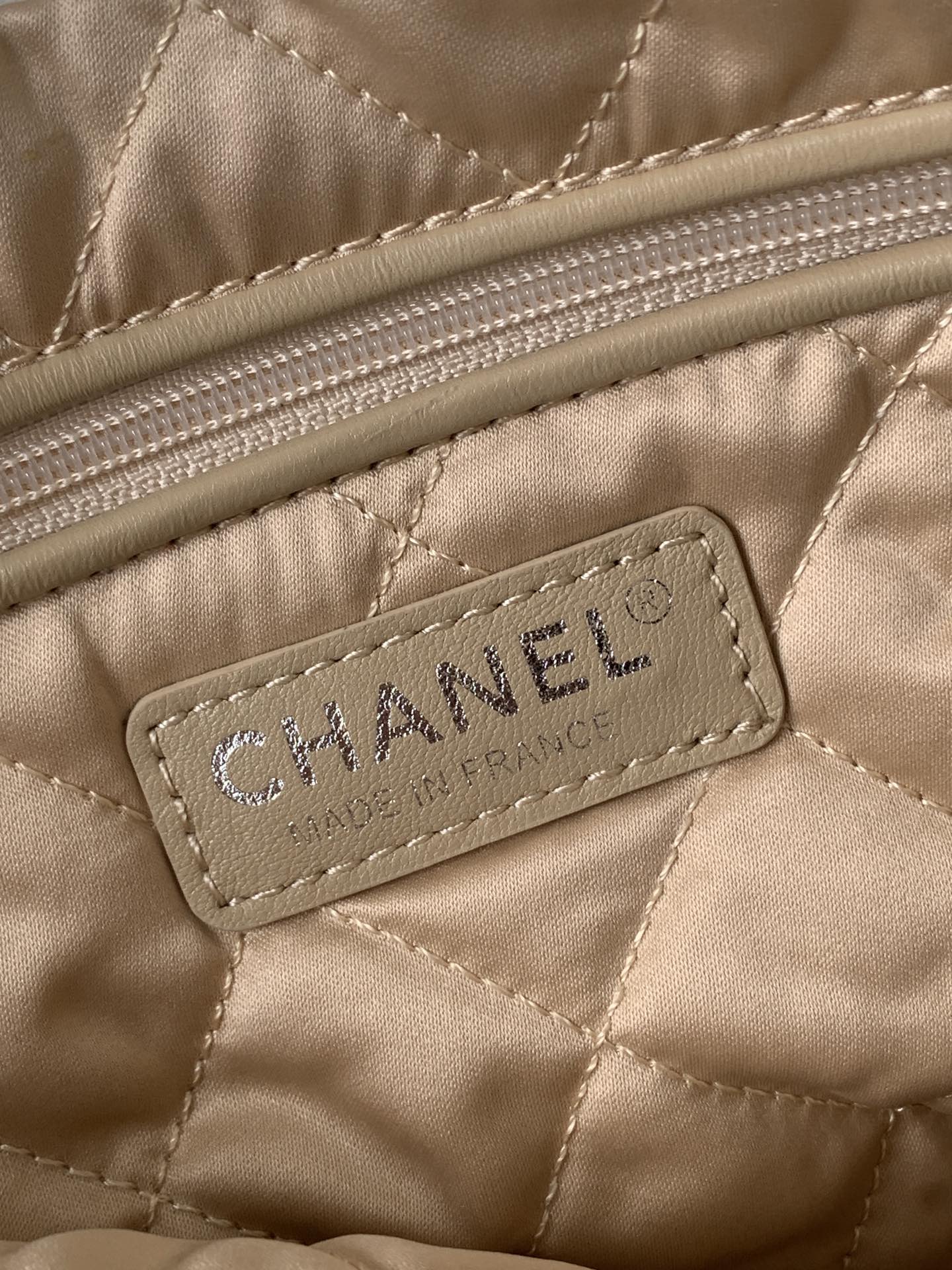 CC ミディアム 37 ハンドバッグ（ホワイトシャイニーカーフスキン、シルバー金具）