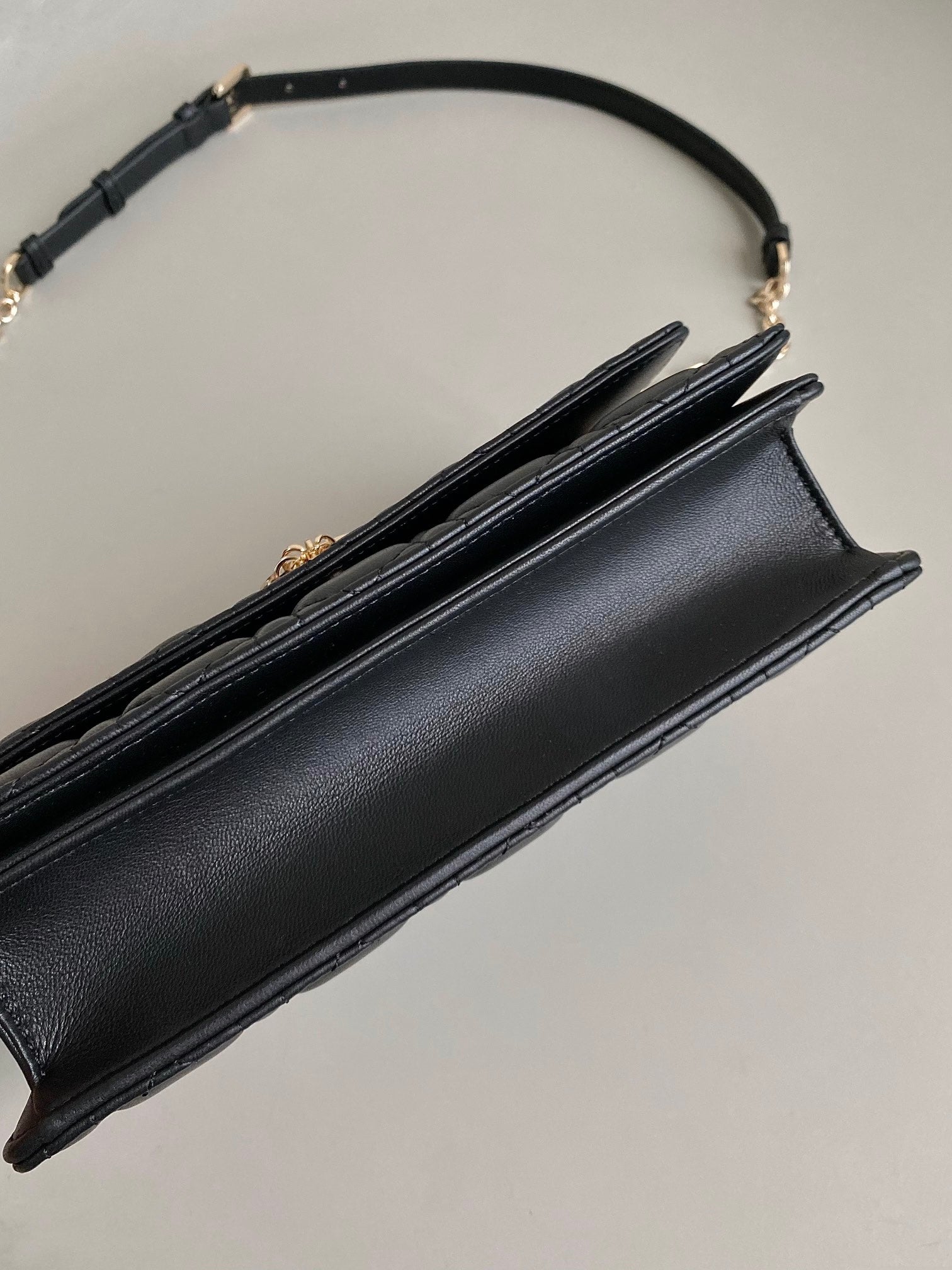 ミス レディ 24 ラージバッグ（ブラック ラムスキン）