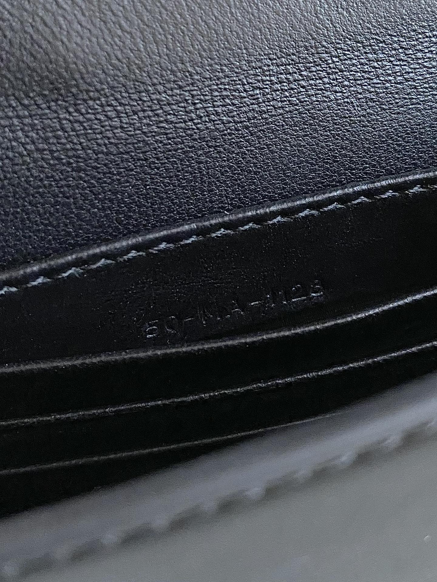 シグネチャー チェーンバッグ 21 ブラックカーフスキン