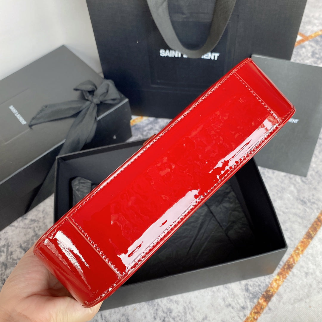 LE 5 À 7 バッグ 24インチ レッド グロッシーカーフスキン ゴールドハードウェア