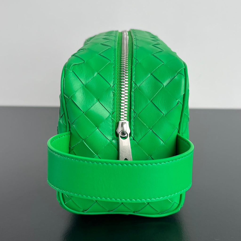 INTRECCIATO CLUTCH 26 IN MALACHITE GREEN CALFSKIN