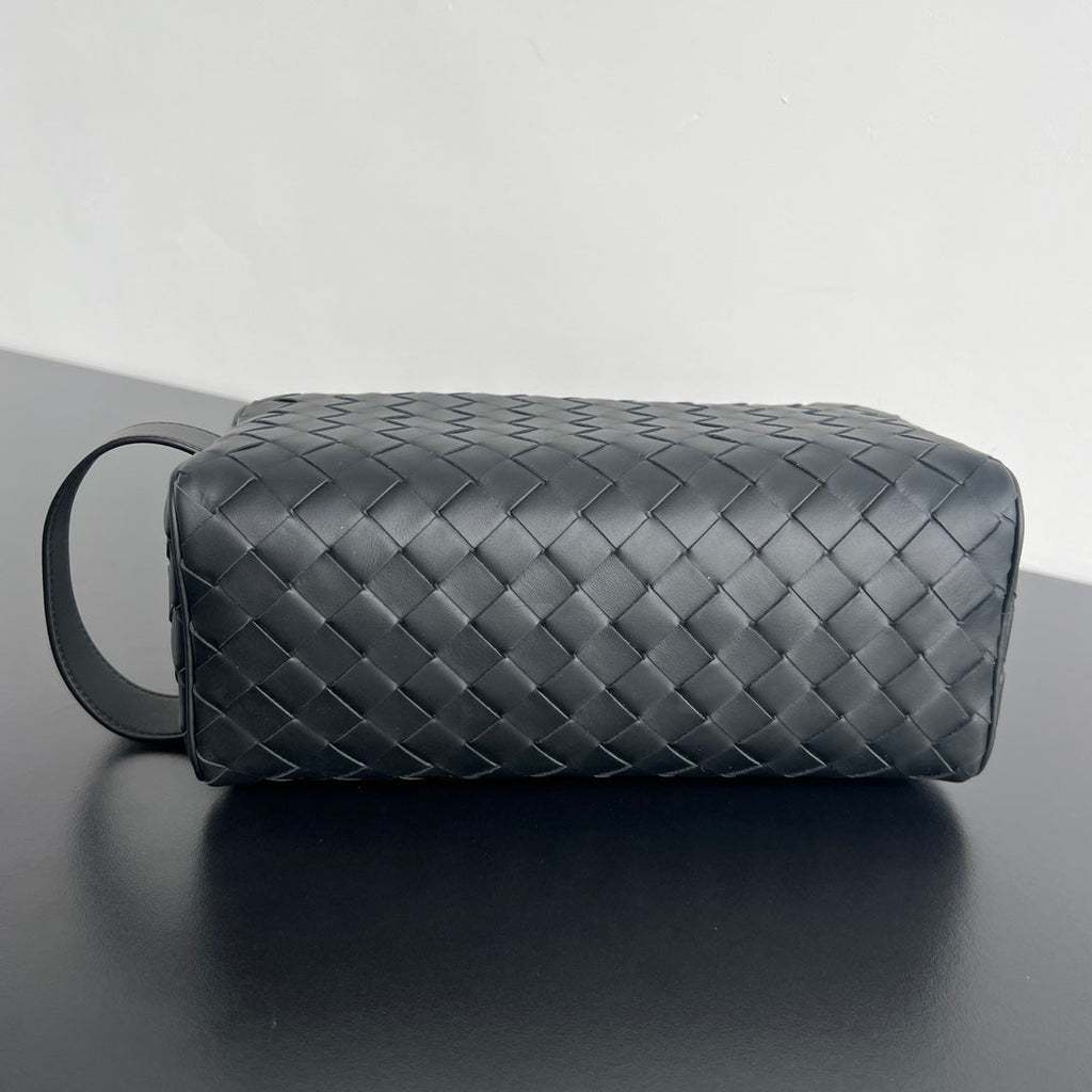 INTRECCIATO CLUTCH 26 IN BLACK CALFSKIN