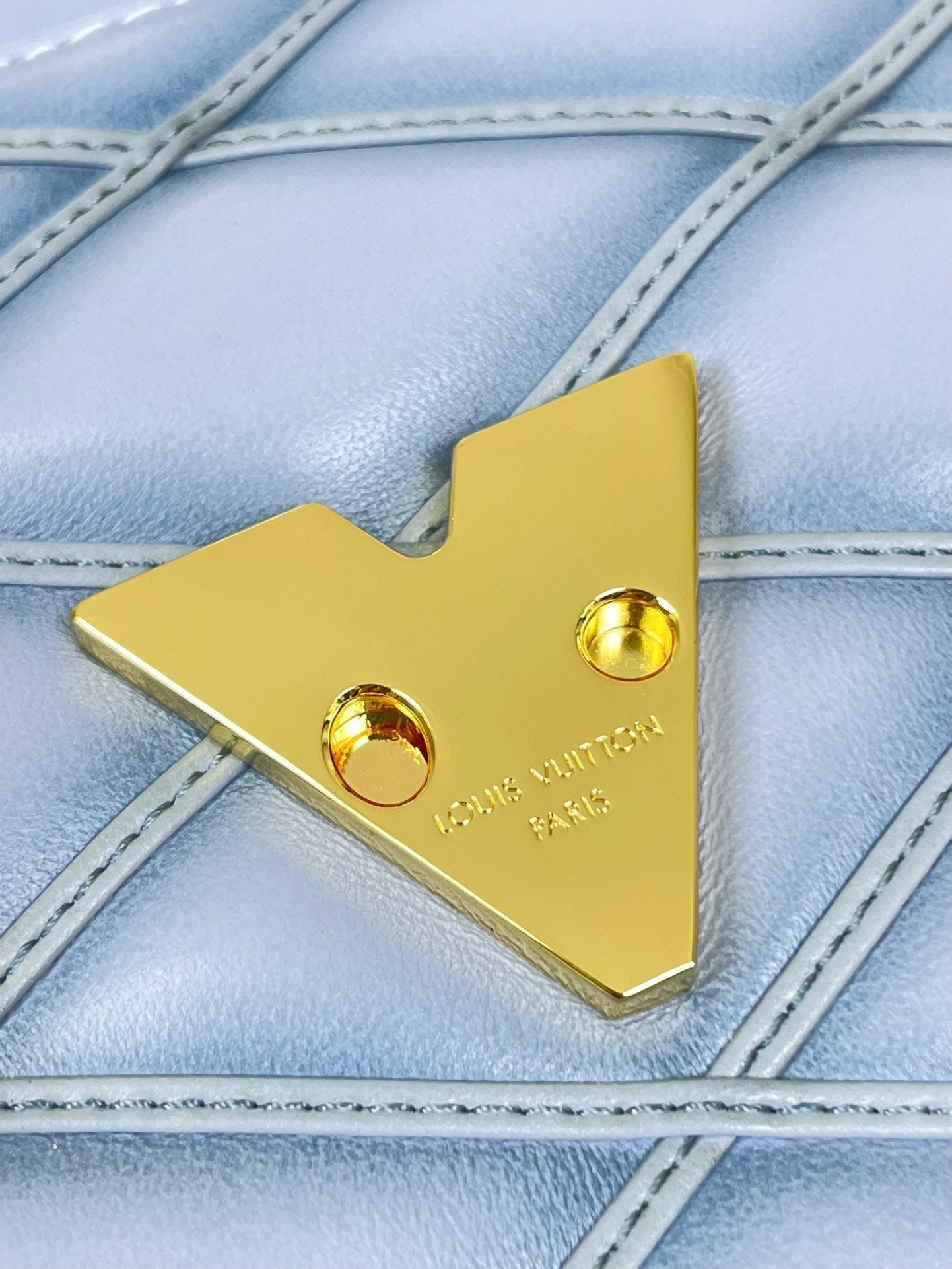 GO-14 MM 23インチ ライトブルーグレー キルティングラムスキン ゴールドハードウェア