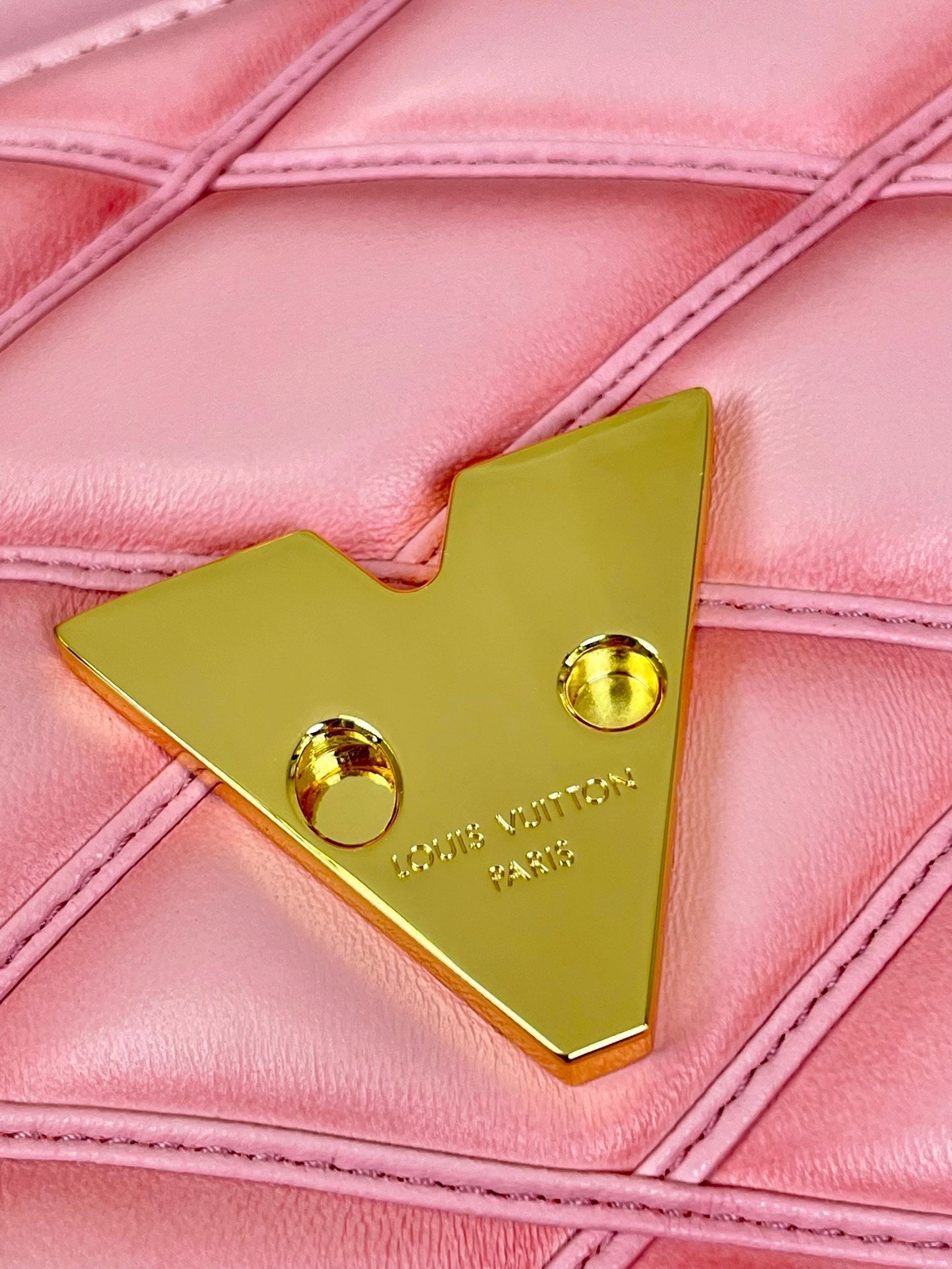 GO-14 MM 23インチ フランボワーズ キルティング ラムスキン ゴールドハードウェア