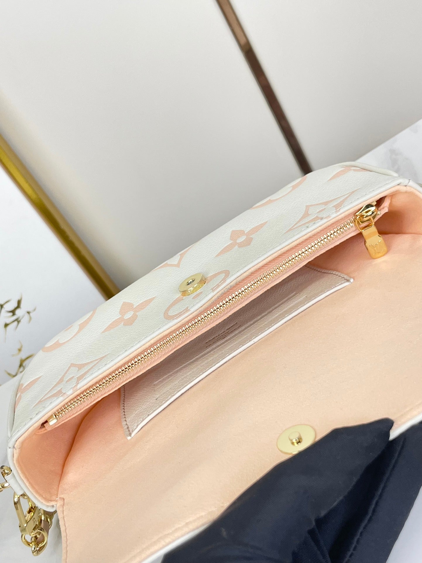 チェーンウォレット IVY 23 ホワイトピンクモノグラムアンプラントレザー