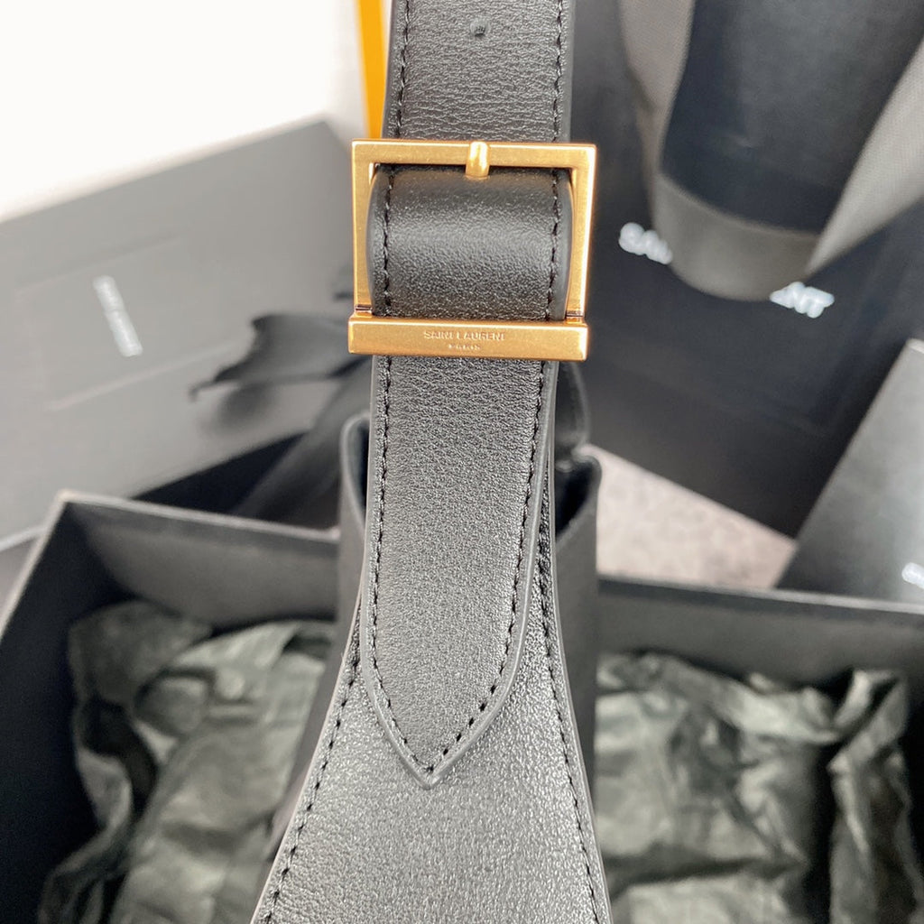LE 5 À 7 SMALL SUPPLE 23 IN GRAY LAMBSKIN GOLD BUCKLE