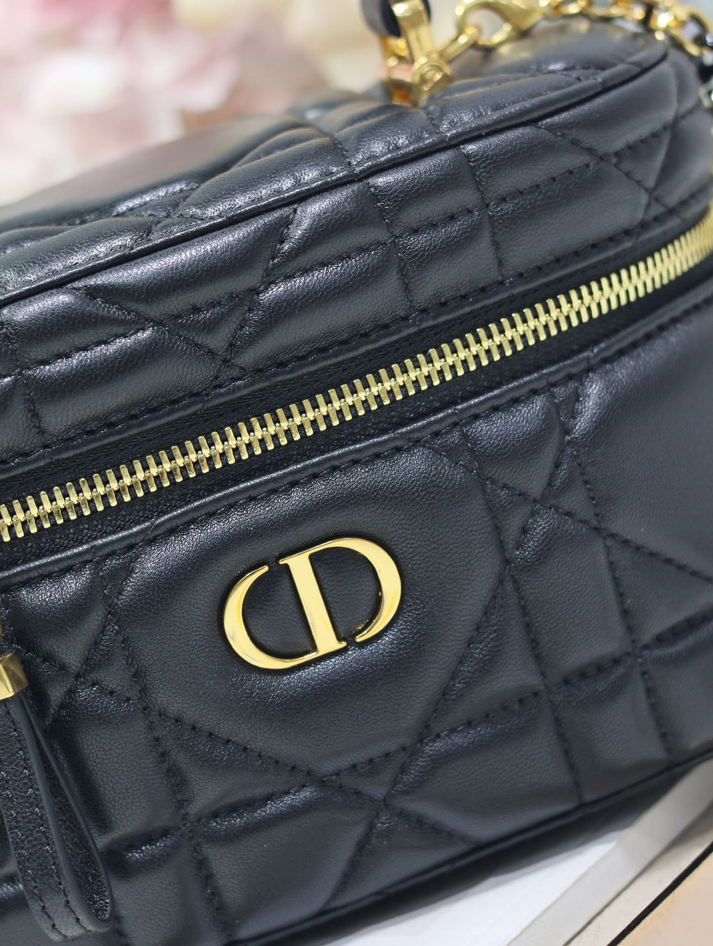 CARO 16 ミニ バニティケース（ブラック マクロカナージュ ラムスキン）