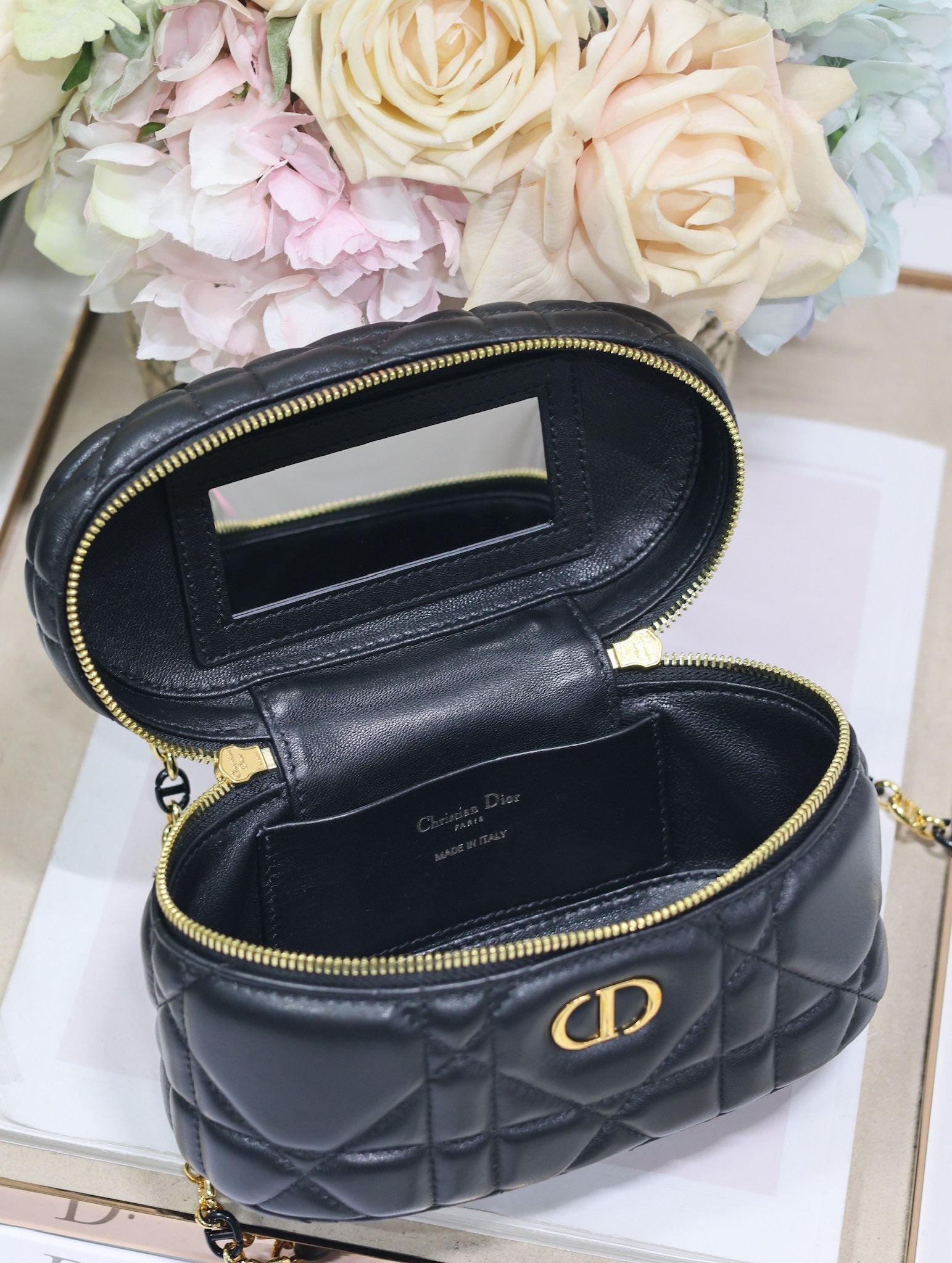 CARO 16 ミニ バニティケース（ブラック マクロカナージュ ラムスキン）