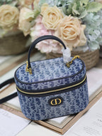 CARO スモール 20 バニティケース（セルリアンブルー モノグラムデニム）