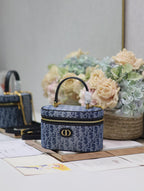 CARO スモール 20 バニティケース（セルリアンブルー モノグラムデニム）