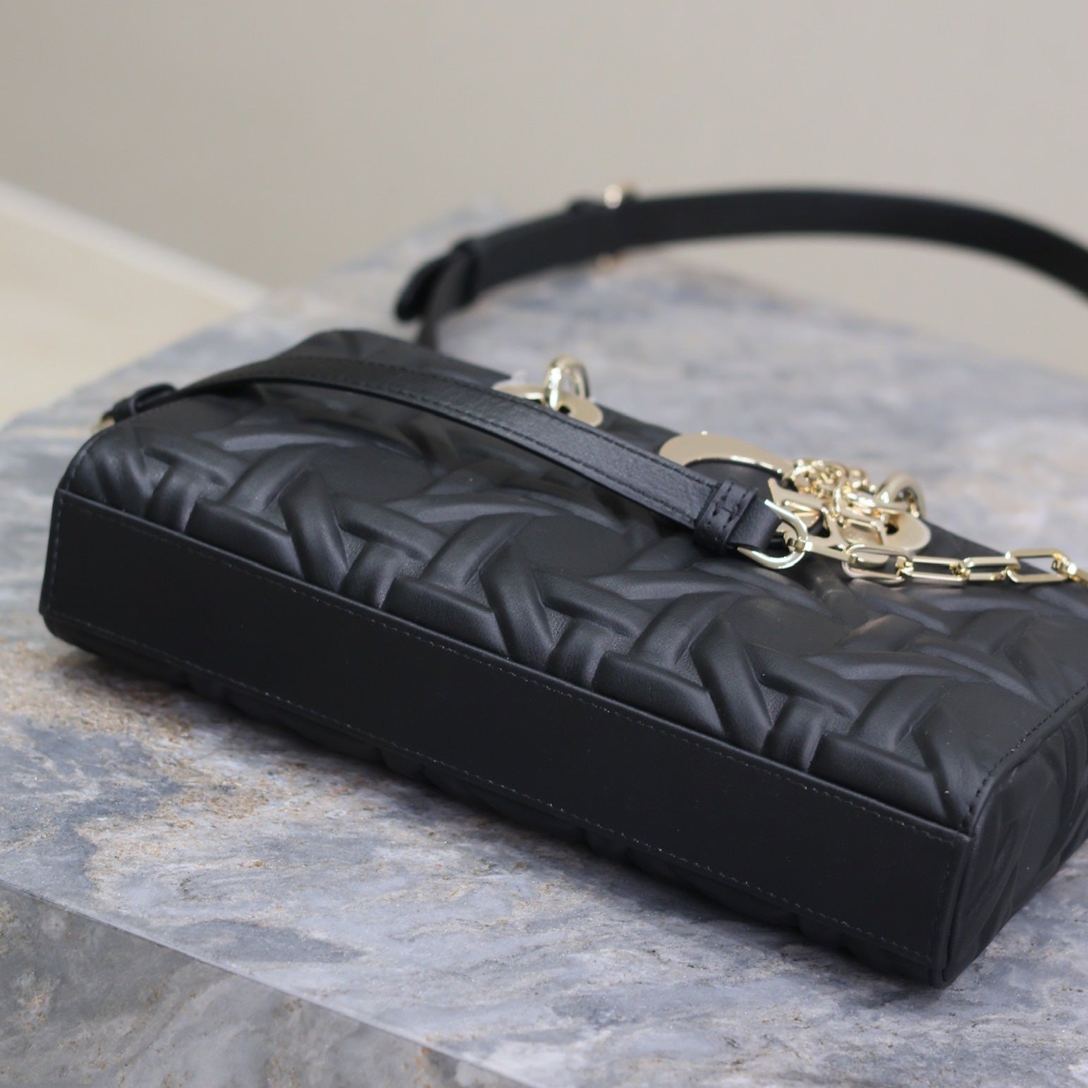 レディD-ジョイバッグ 26インチ ブラック グラフィック カナージュ カーフスキン ペールゴールド仕上げ メタルチャーム