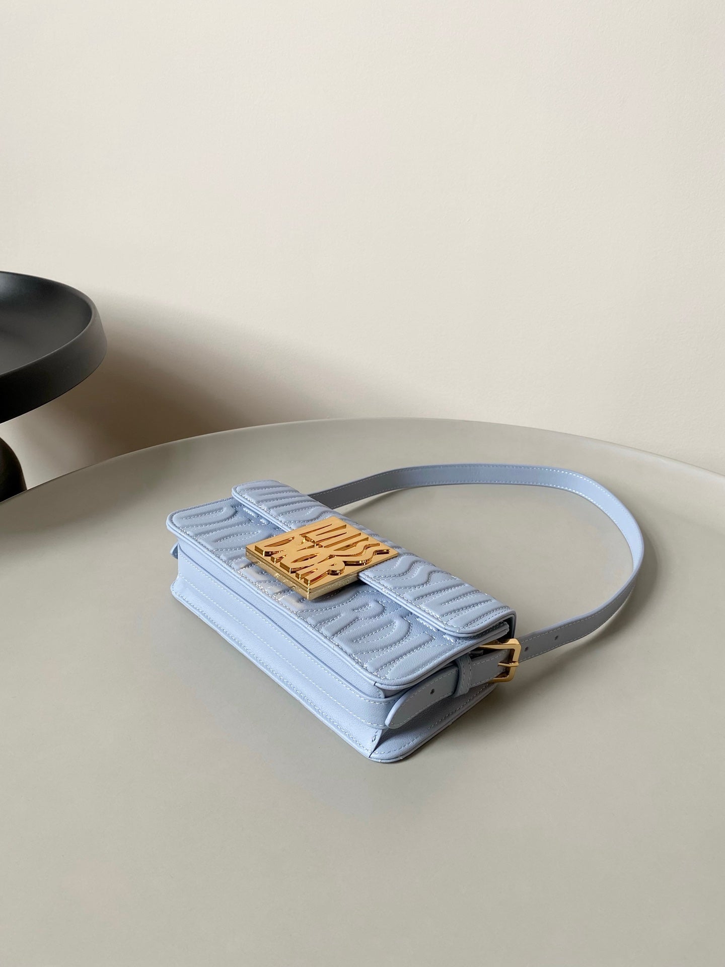 ミディアム フラップバッグ 22インチ ベビーブルー キルティング オールオーバー カーフスキン