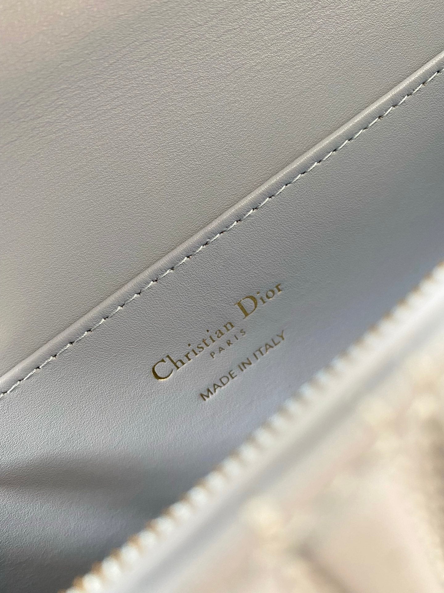 ミディアム フラップバッグ 22インチ ベビーブルー キルティング オールオーバー カーフスキン