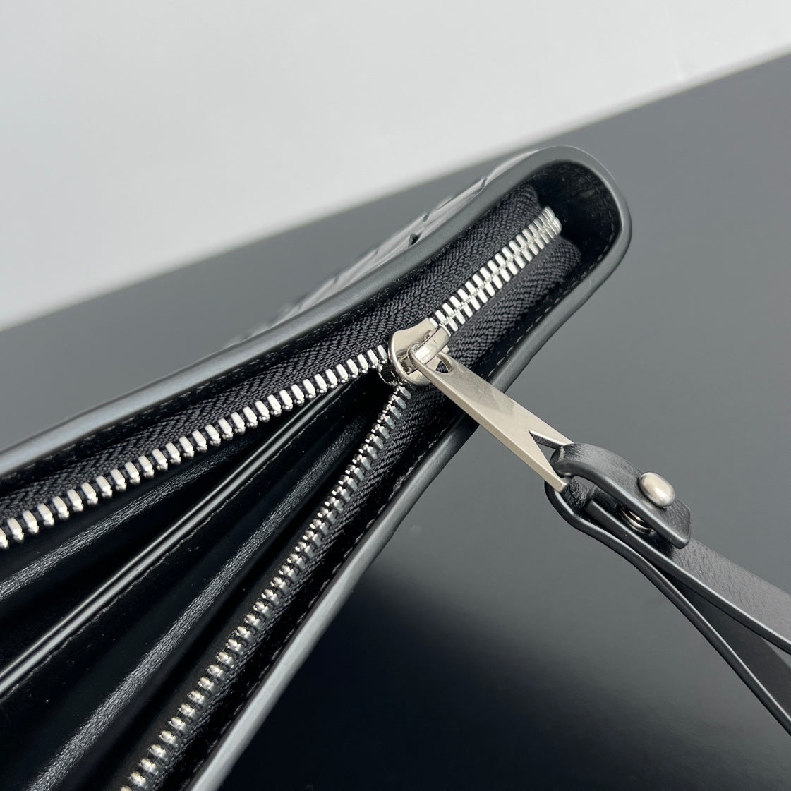 INTRECCIATO CLUTCH 32 IN BLACK SOFT CALFSKIN