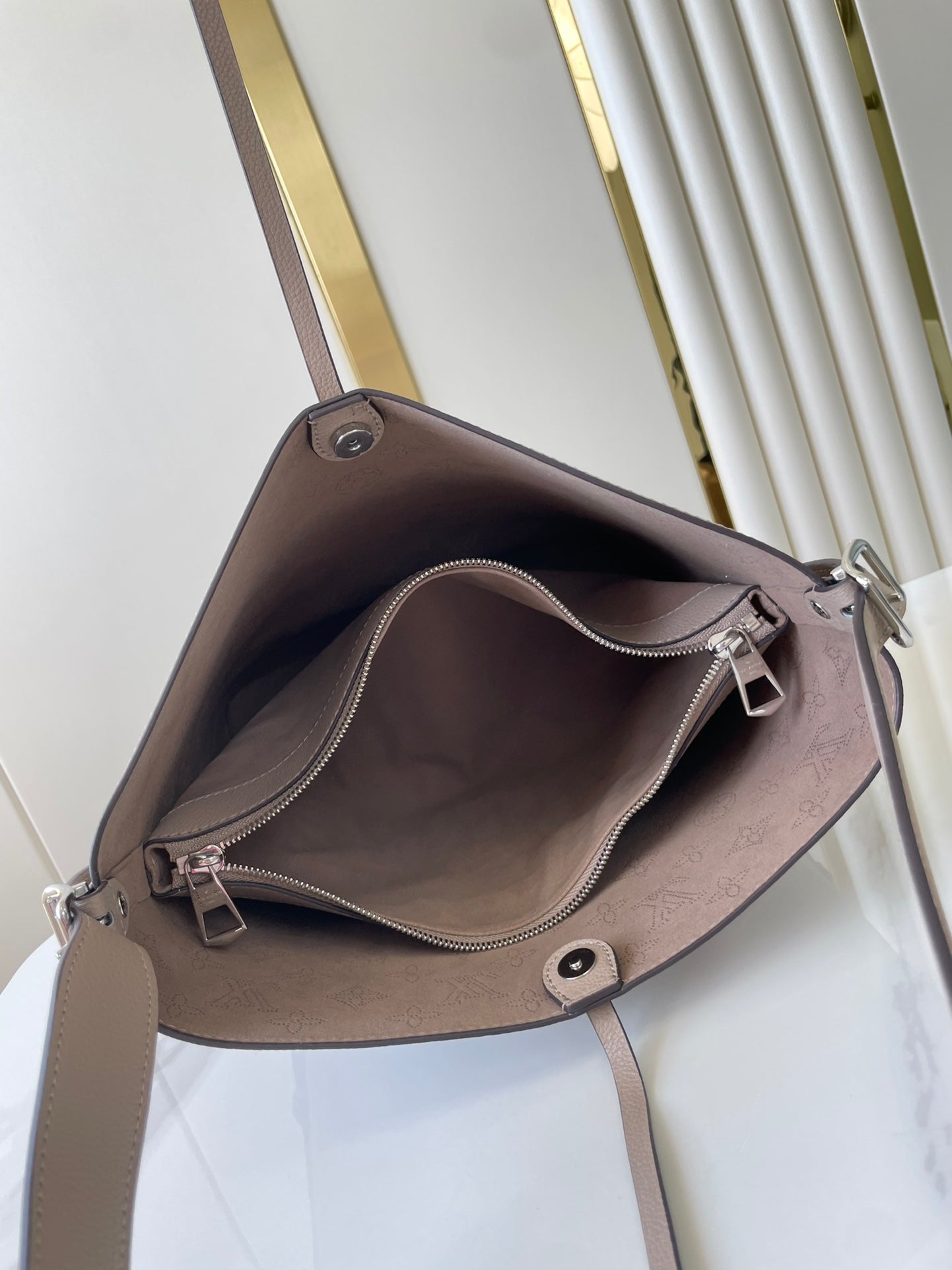 フロール 28 IN ガレット パーフォレーテッドカーフスキン