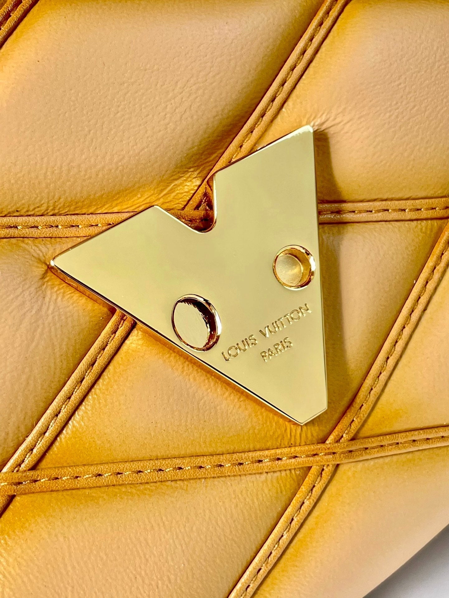 GO-14 PM 20インチ ライトフォーンキルティングラムスキン ゴールドハードウェア