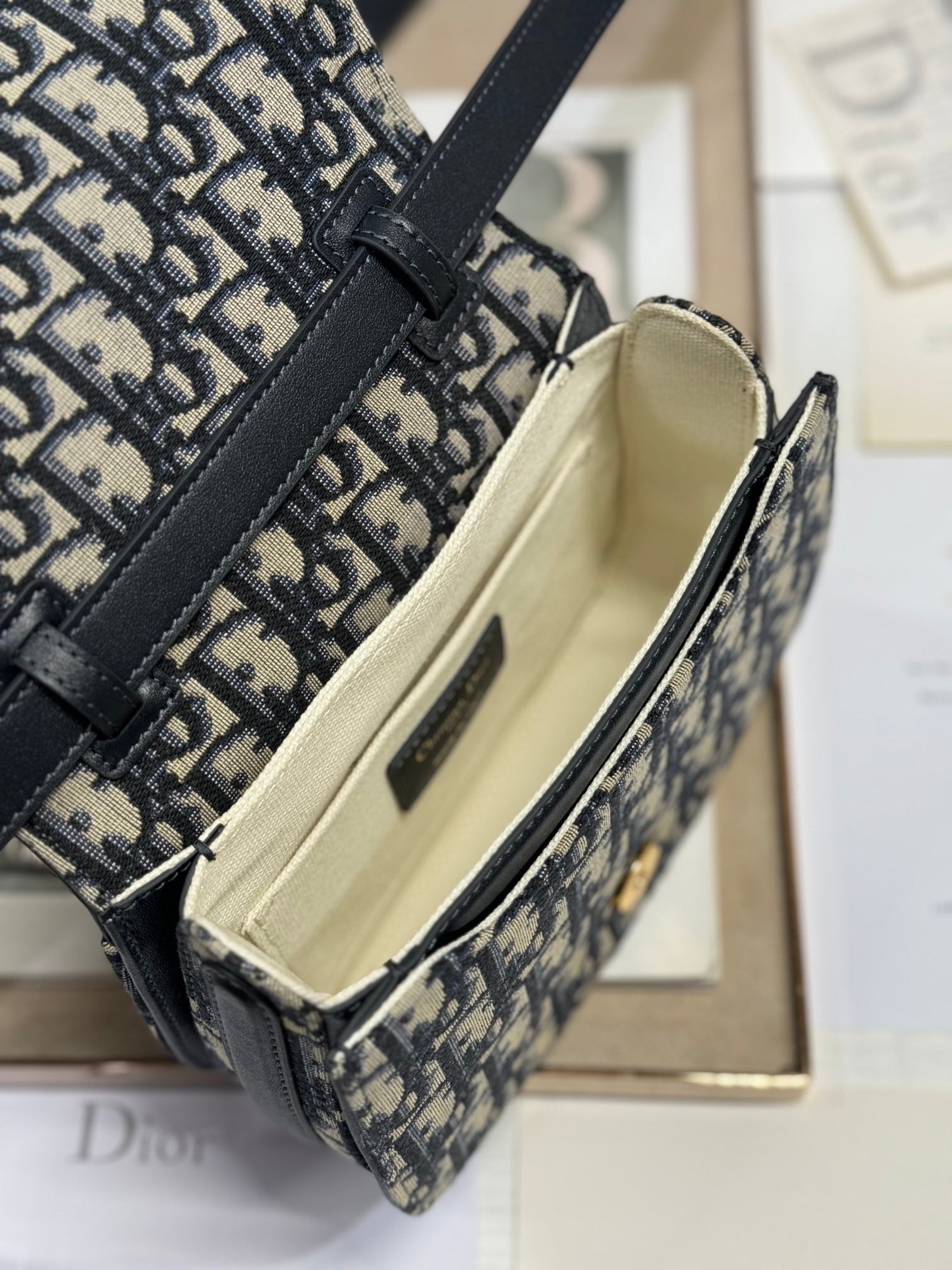 スモール 19 モンテーニュ アベニュー トップハンドルバッグ ブルー ディオール オブリーク ジャカード＆ブラック スムースカーフスキン