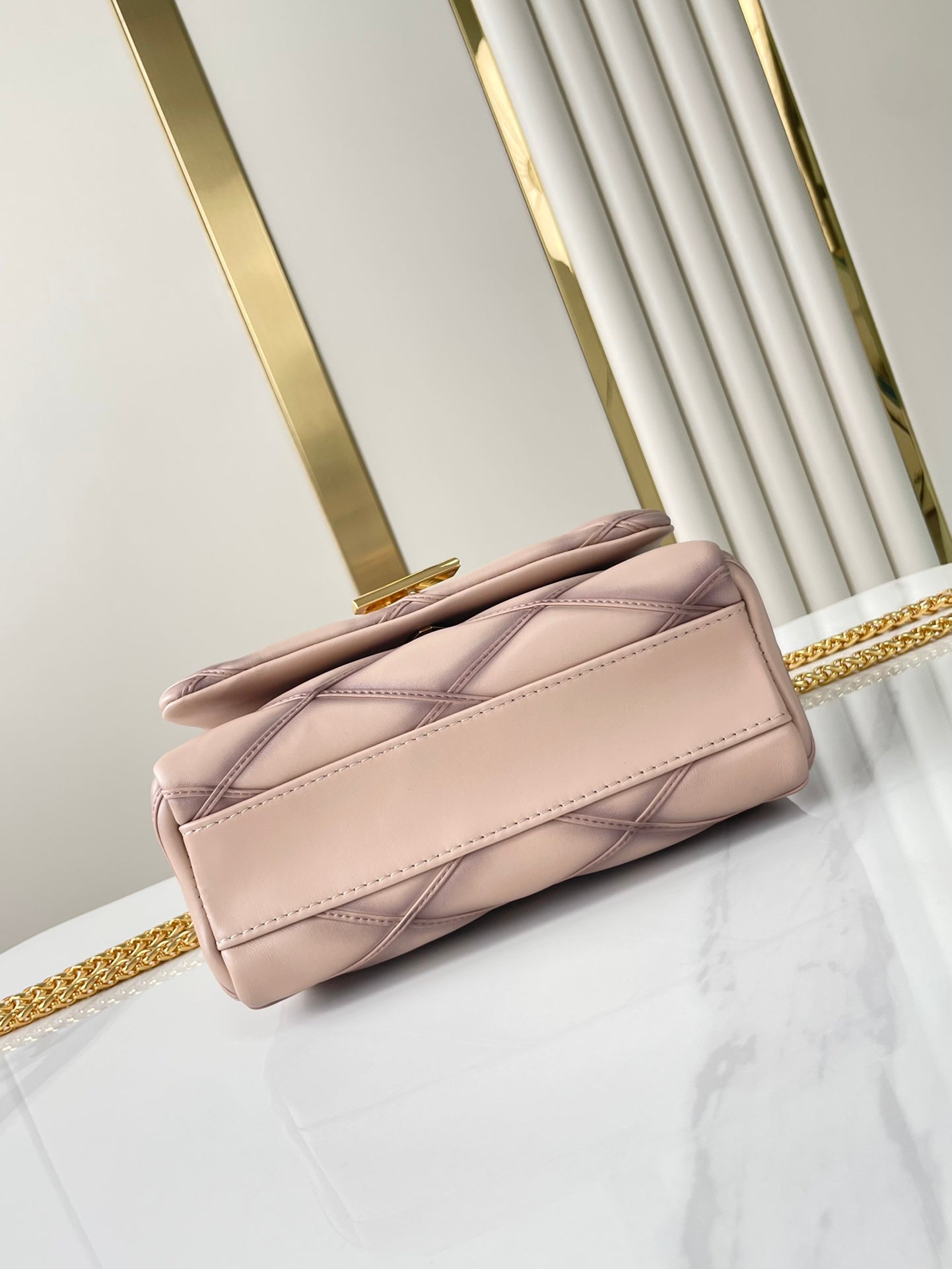 GO-14 MM 23インチ ライトピンク キルティングラムスキン ゴールドハードウェア