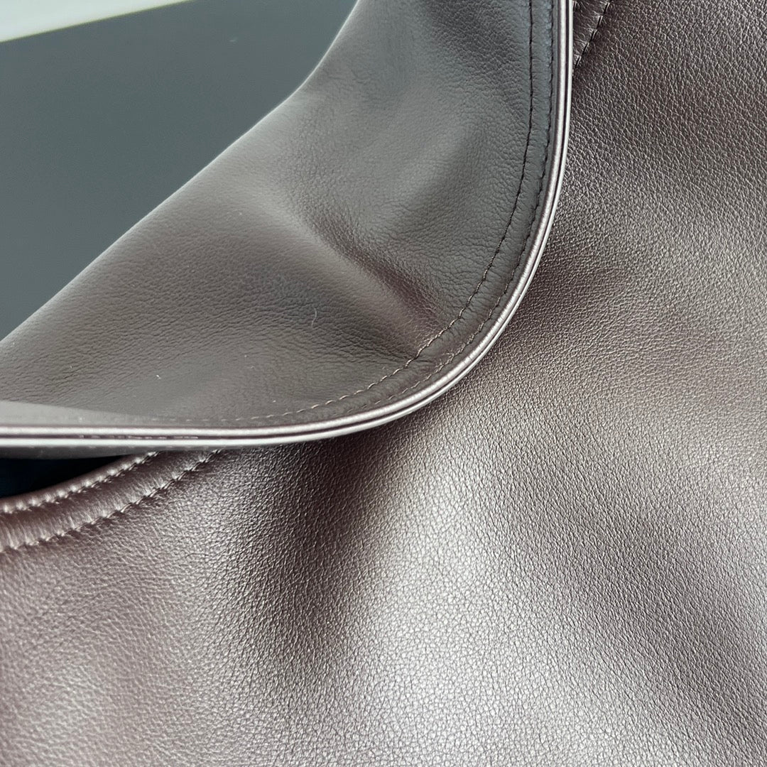 LARGE HOP 46 IN CHOCOLATE LAMBSKIN