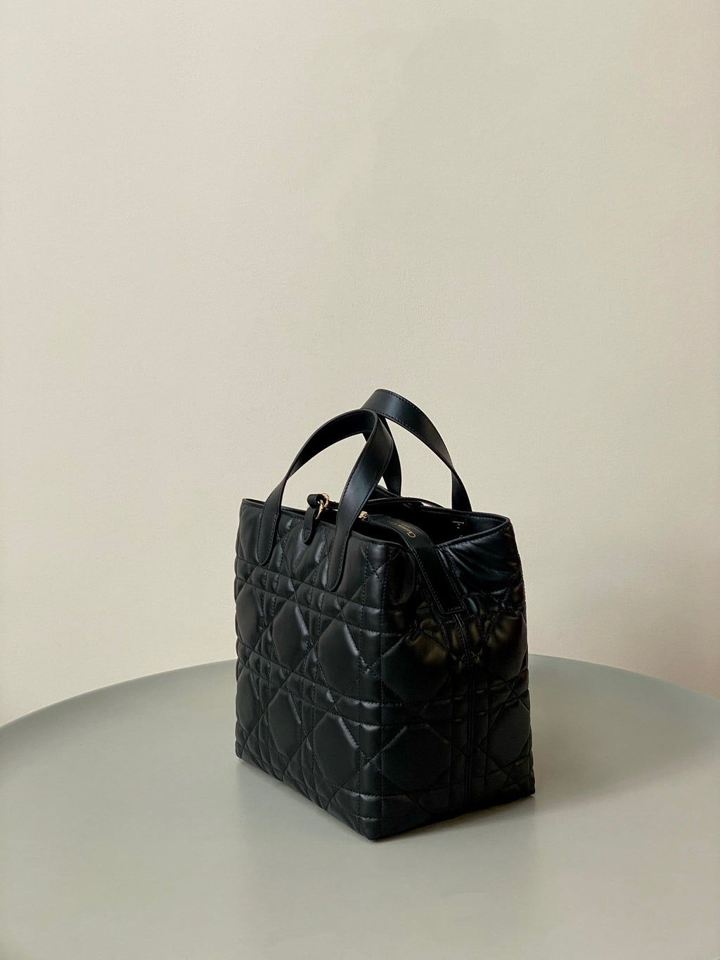 MEDIUM TOUJOURS BUCKET BAG 22 IN BLACK CANNAGE CALFSKIN