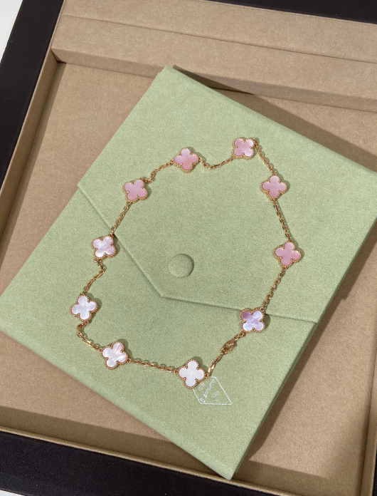 [⭐JeweliWhal Jewellery] Pink Necklace with Ten Clover Designs