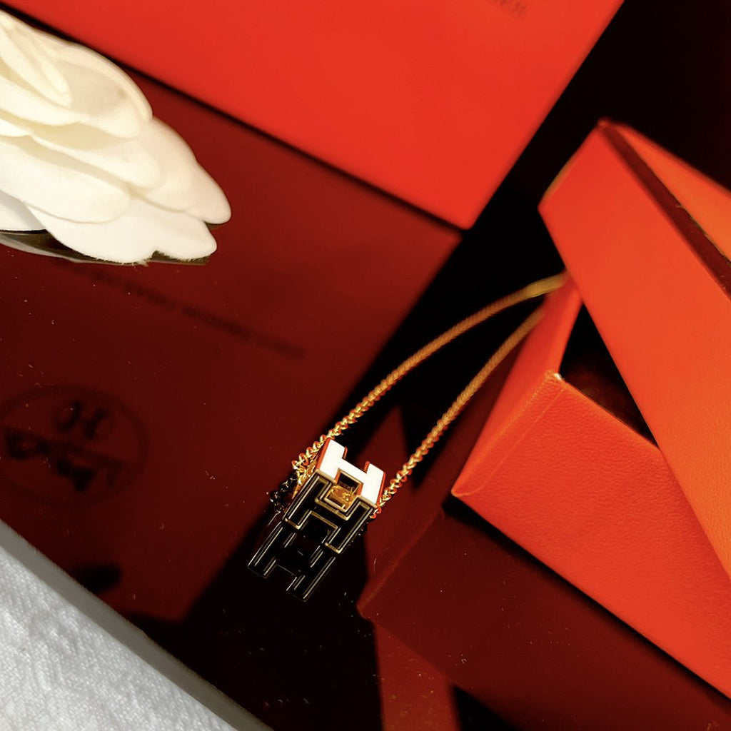 [⭐JeweliWhal]H WHITE SQUARE GOLD NECKLACE