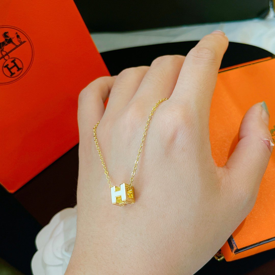 [⭐JeweliWhal]H WHITE SQUARE GOLD NECKLACE