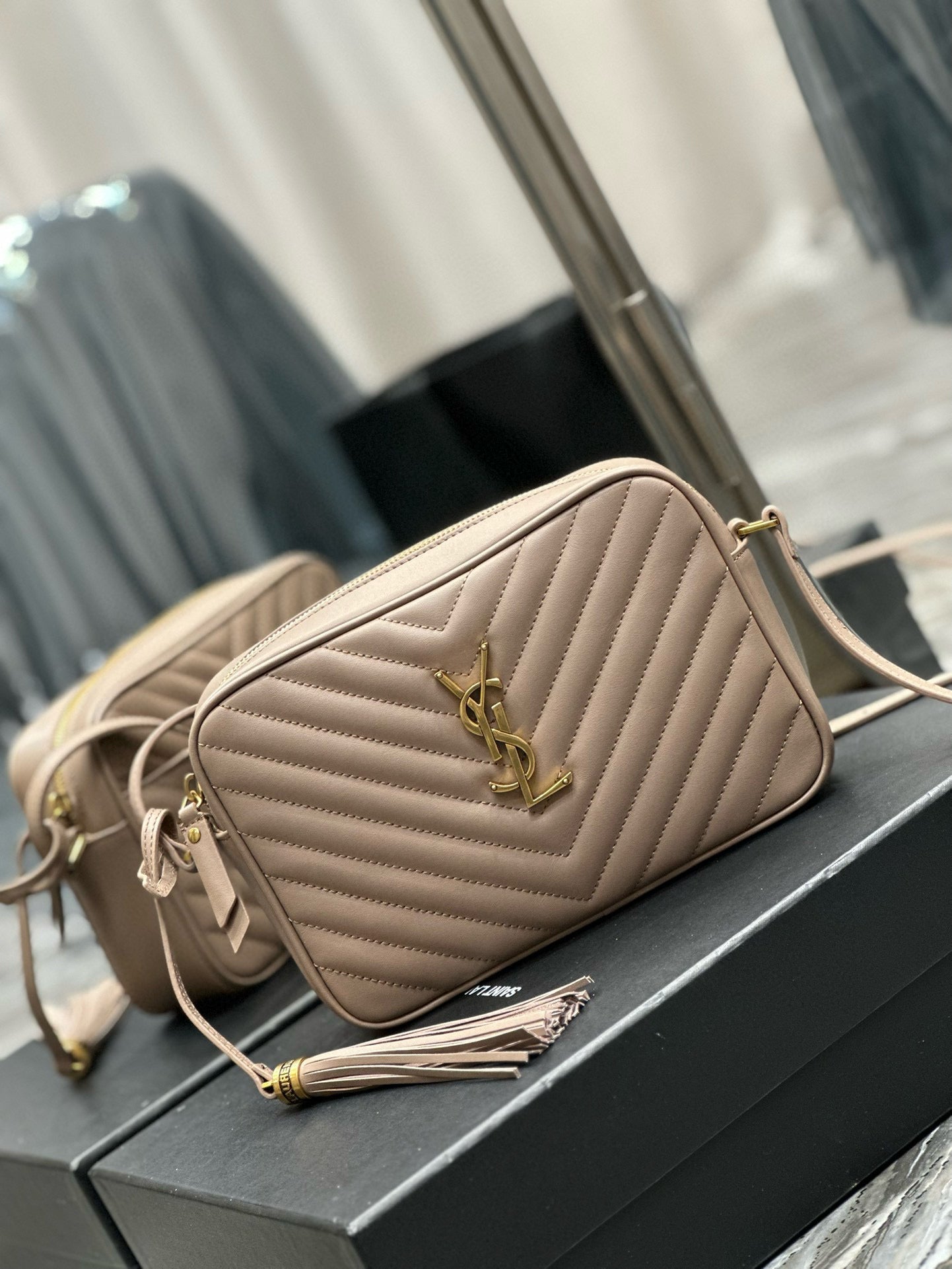 LOU 23 カメラバッグ ベージュ キルティングレザー ゴールド金具