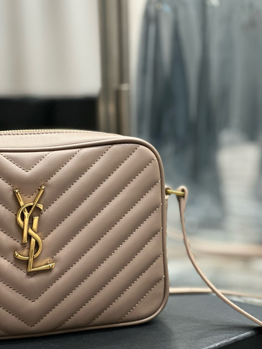 LOU 23 カメラバッグ ベージュ キルティングレザー ゴールド金具