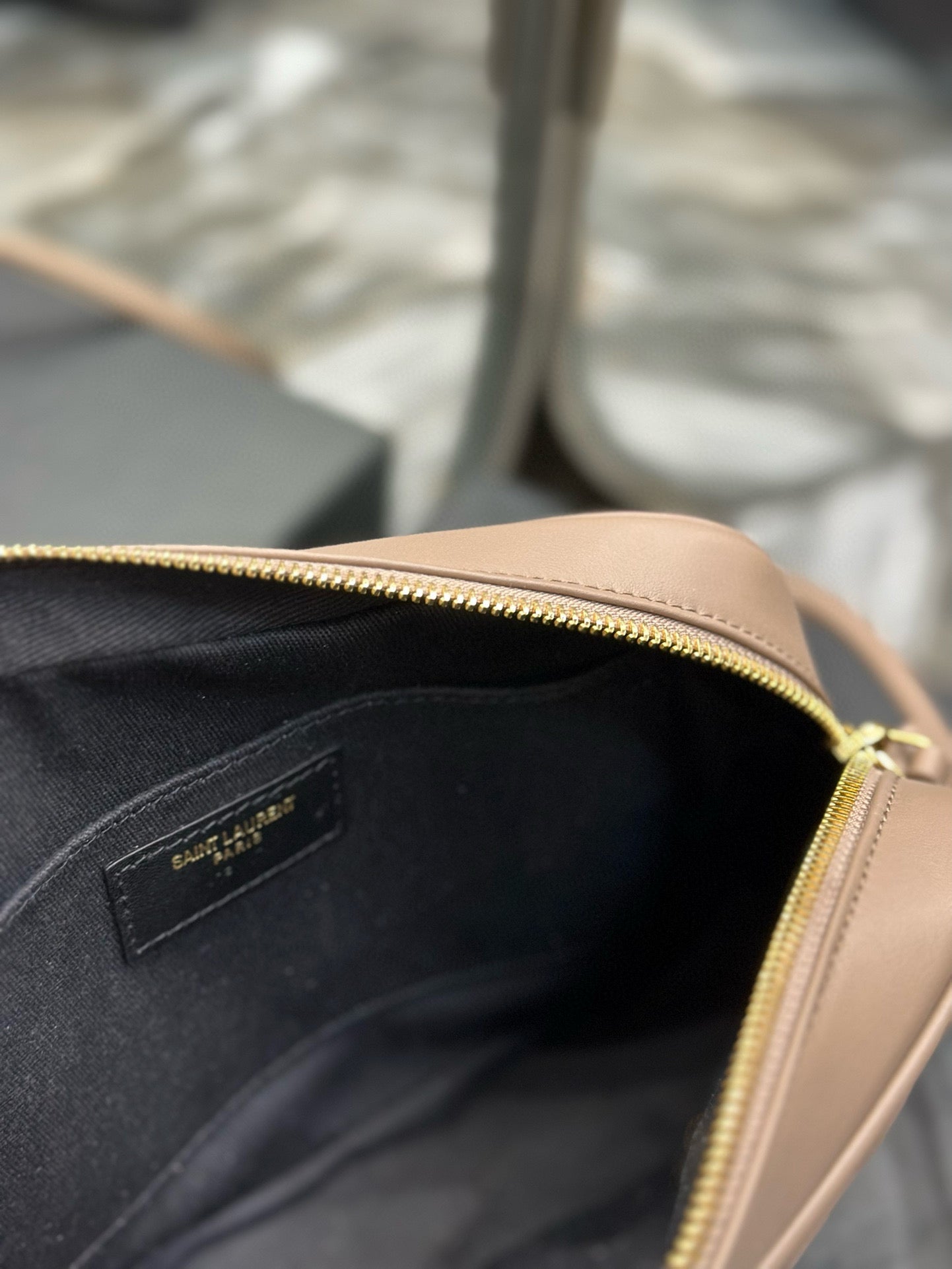 LOU 23 カメラバッグ ベージュ キルティングレザー ゴールド金具