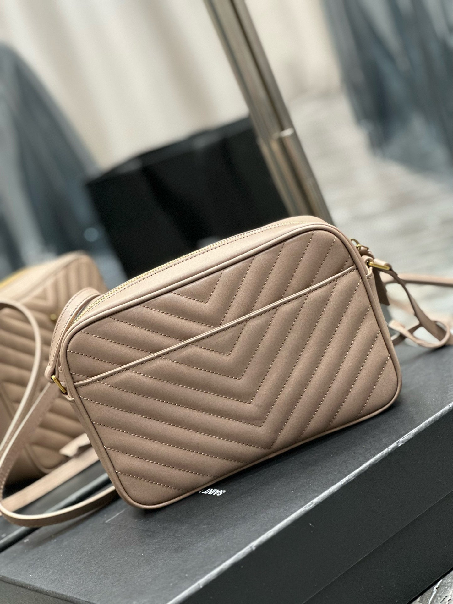 LOU 23 カメラバッグ ベージュ キルティングレザー ゴールド金具