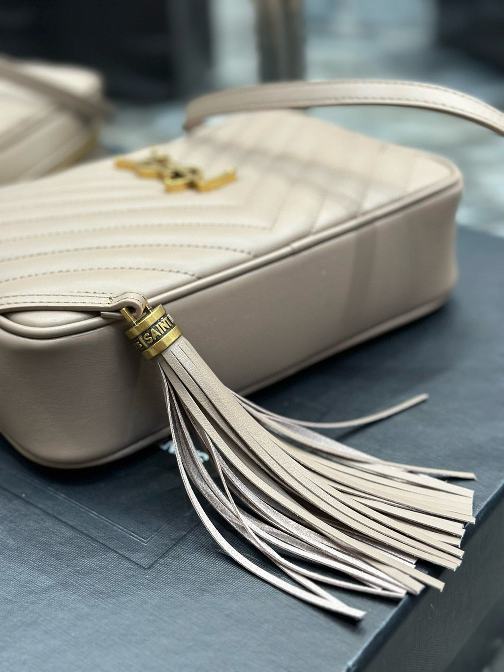 LOU 23 カメラバッグ ベージュ キルティングレザー ゴールド金具