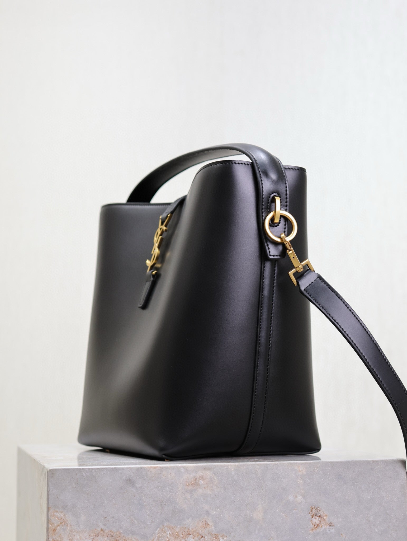 LE 37 MEDIUM BUCKET BAG 26 IN BLACK CALFSKIN GOLD HARDWARE