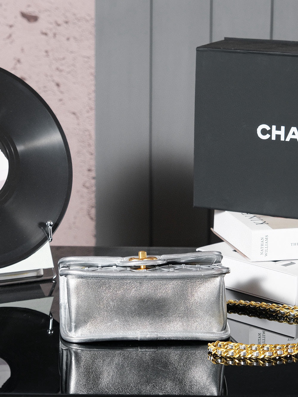 CC ミニ 20 フラップバッグ メタライズドカーフスキン ゴールドハードウェア