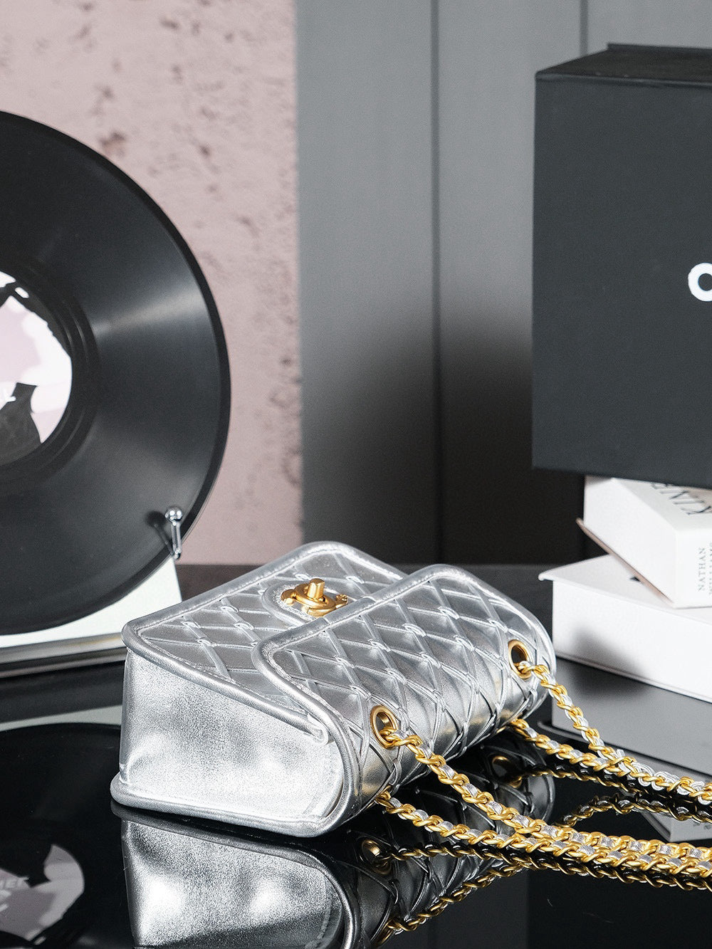 CC ミニ 20 フラップバッグ メタライズドカーフスキン ゴールドハードウェア