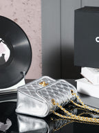 CC ミニ 20 フラップバッグ メタライズドカーフスキン ゴールドハードウェア