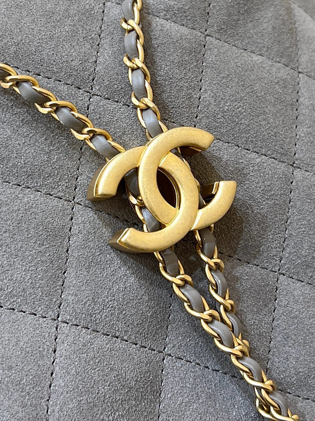 CC 25 HANDBAG IN GRAY 40 SUEDE CALFSKIN GOLD HARDWARE