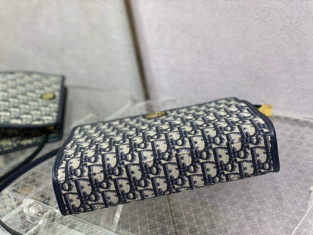 ダークブルーモノグラムジャカードのオブリークブックトート26