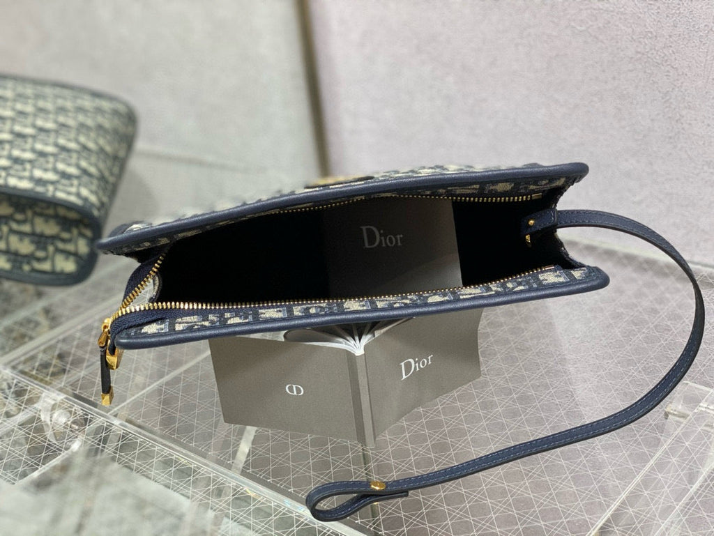 ダークブルーモノグラムジャカードのオブリークブックトート26