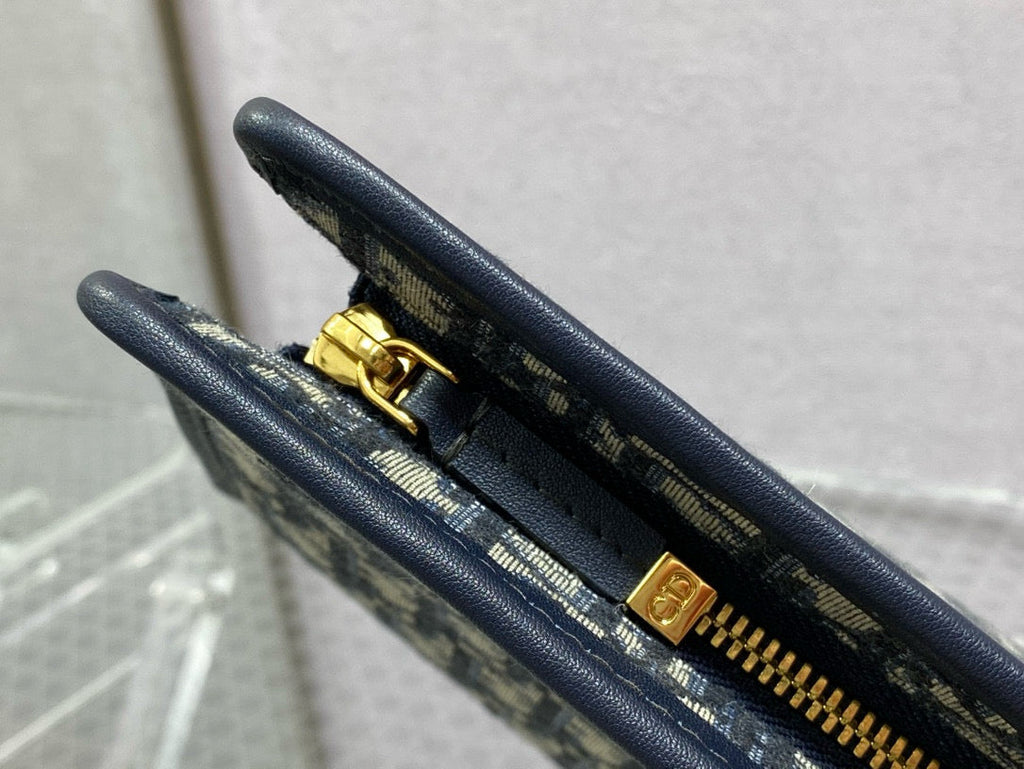 ダークブルーモノグラムジャカードのオブリークブックトート26