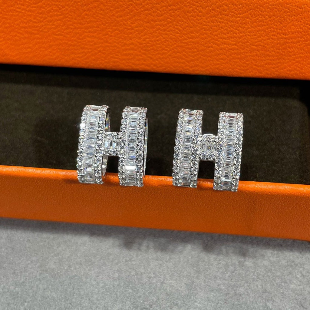 [⭐JeweliWhal]H STUD EARRINGS WITH SILVER DIAMONDS