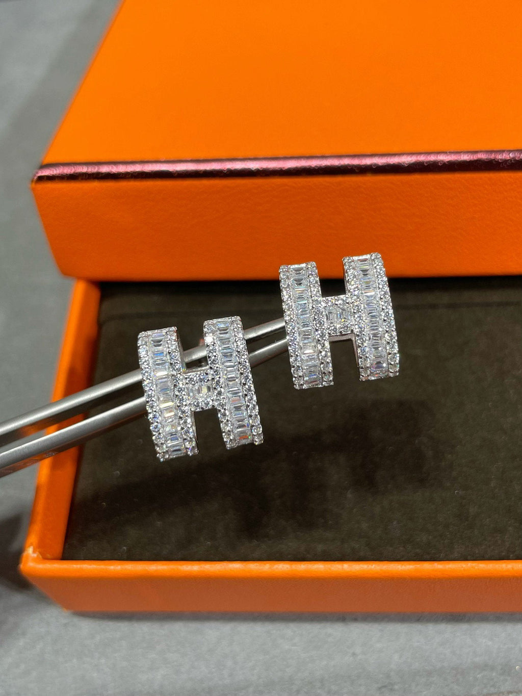 [⭐JeweliWhal]H STUD EARRINGS WITH SILVER DIAMONDS