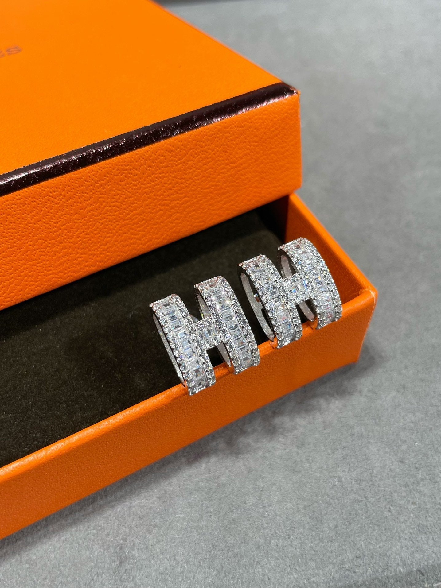 [⭐JeweliWhal]H STUD EARRINGS WITH SILVER DIAMONDS