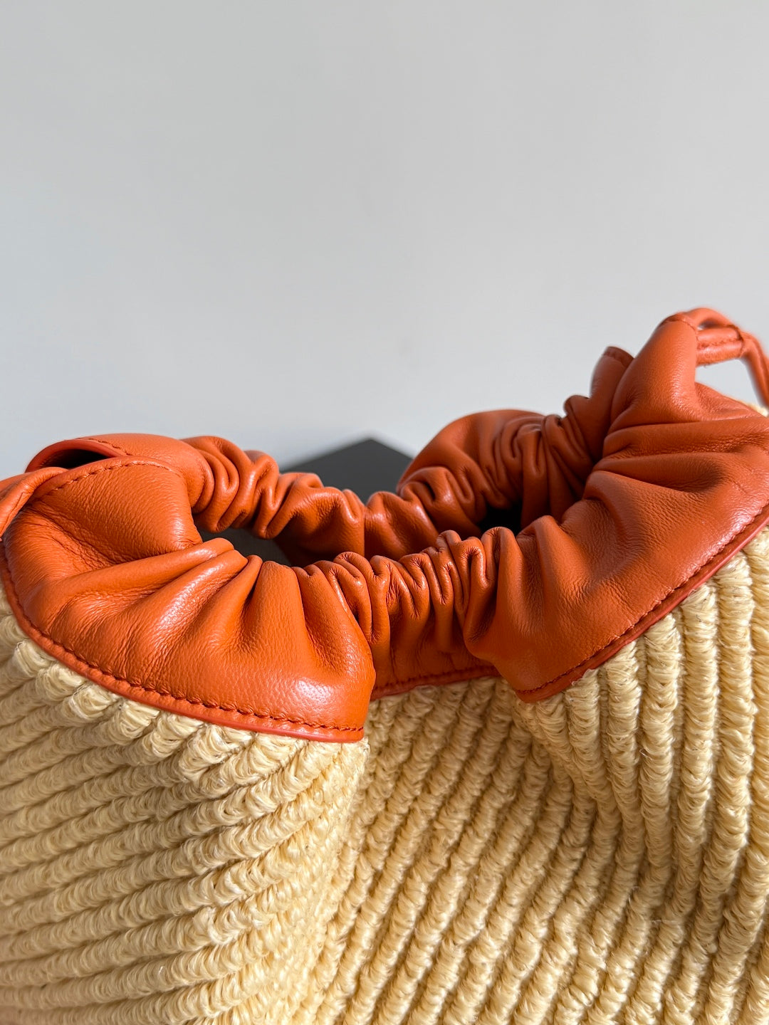 BOTTEGA VENETA 25S DUSTBAG 32 IN BURNT ORANGE RAFFIA AND CALFSKIN