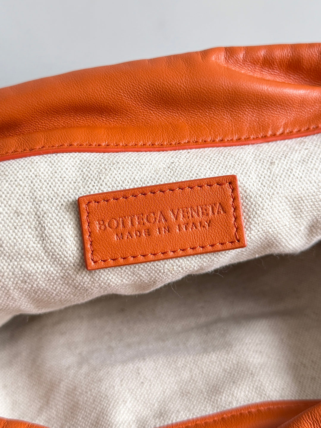 BOTTEGA VENETA 25S DUSTBAG 32 IN BURNT ORANGE RAFFIA AND CALFSKIN