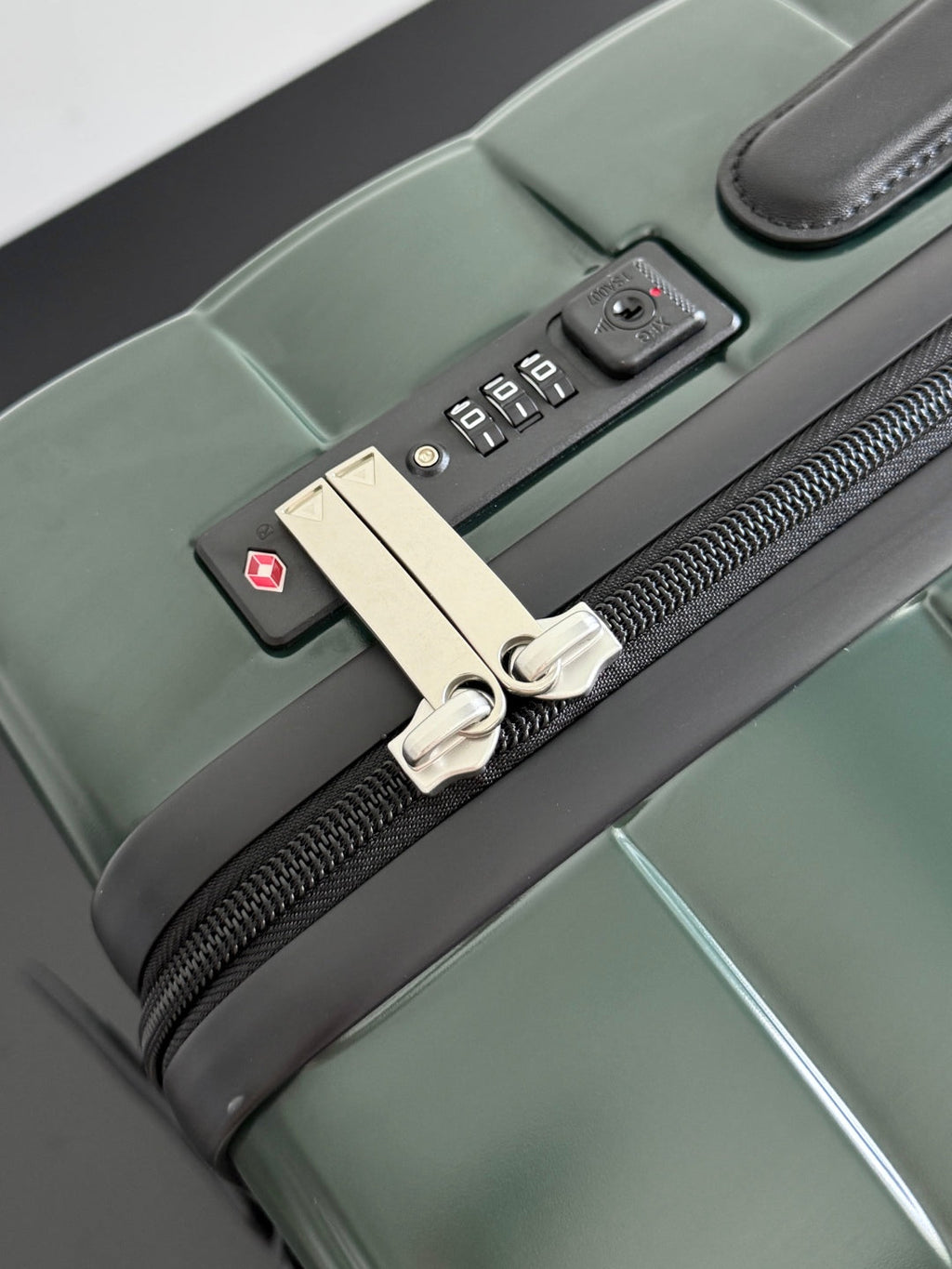 ボッテガ・ヴェネタ 25S オデッセイ キャビン 3D イントレッチオ パターン ラゲッジ 55 オリーブグリーン カーフスキン