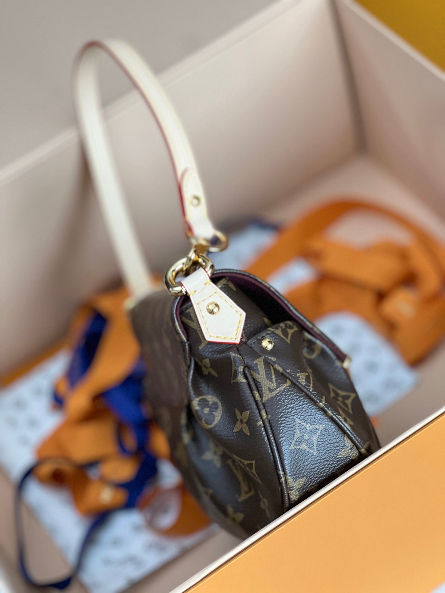 LV 25S SUNSET 27 IN BROWN MONOGRAM CALFSKIN GOLD HARDWARE