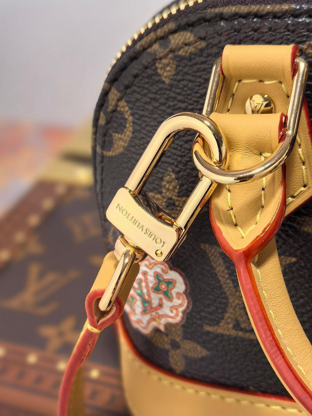 LV 25S ナノ アルマ 18 ブラウン モノグラム キャンバスにヴィヴィアン マスコットがプリント