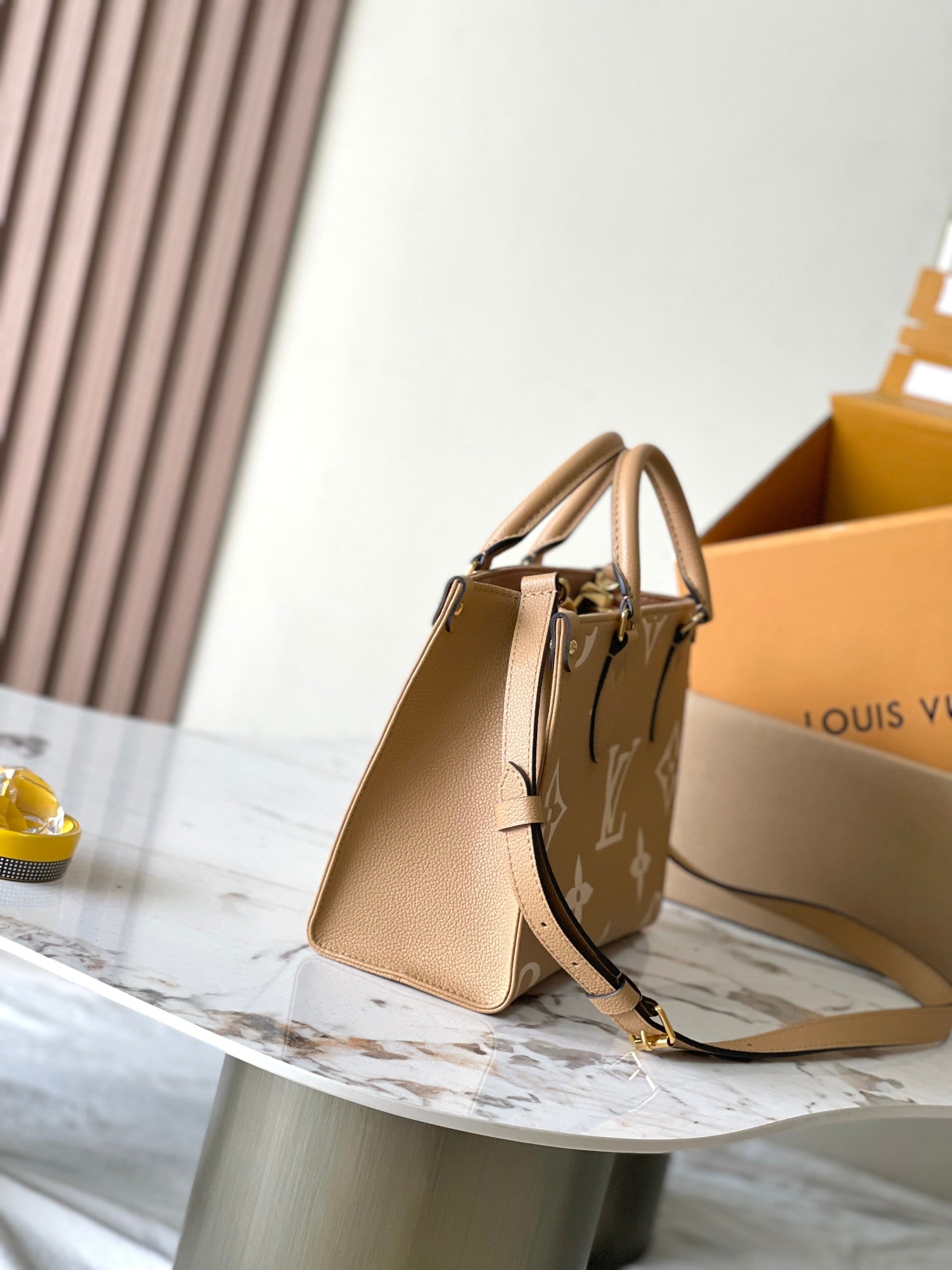 オンザゴー PM 25 ミルクティー モノグラム プリントレザー