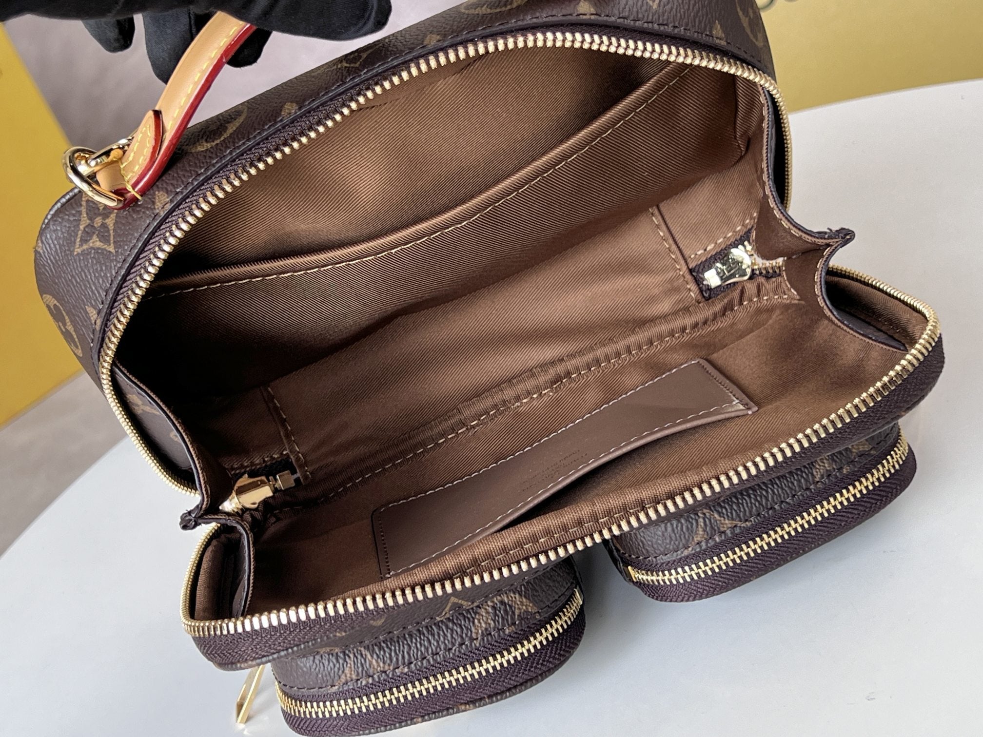 LV 25S ユーティリティ クロスボディ ハンドバッグ 18インチ ブラウン モノグラム キャンバス ゴールド金具